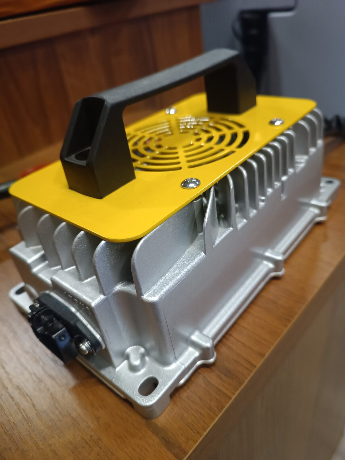 Bennett 36V 30A — Зарядное устройство